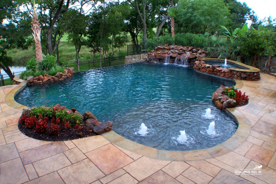 Фонтан с бассейном во дворе