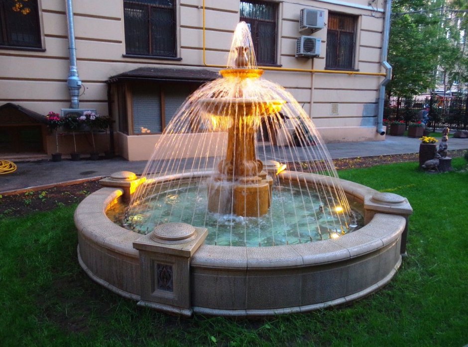 Фонтан во дворе