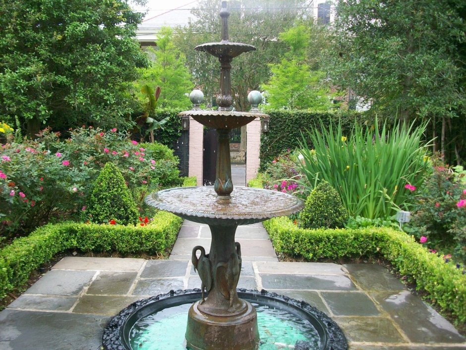 Фонтан во дворе классика