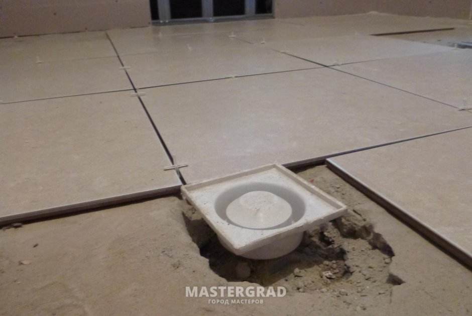 Стяжка с уклоном к трапу