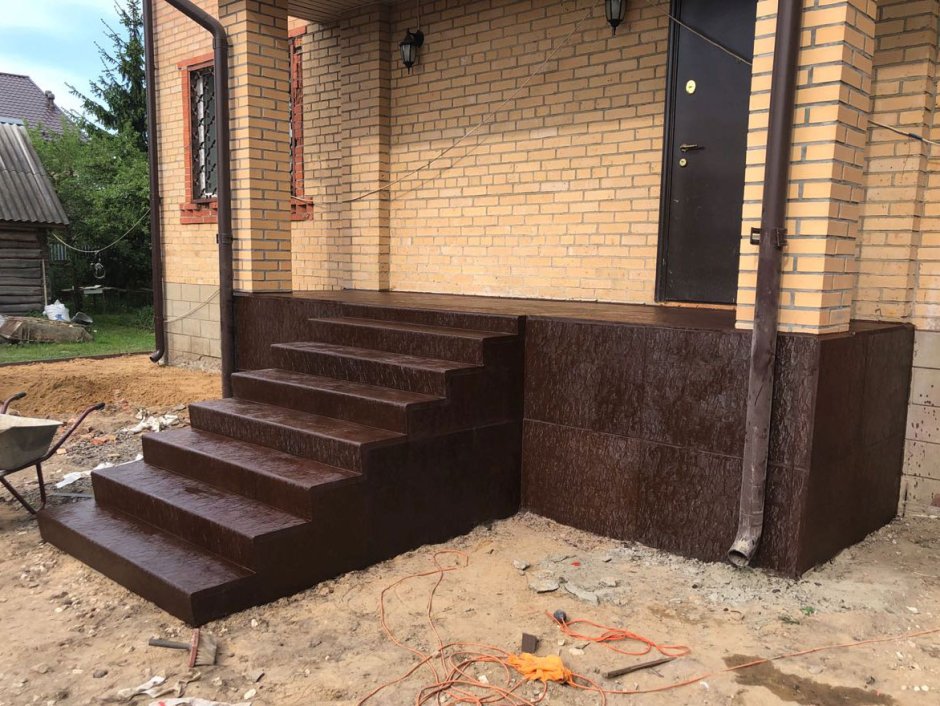 Отделка высокого крыльца