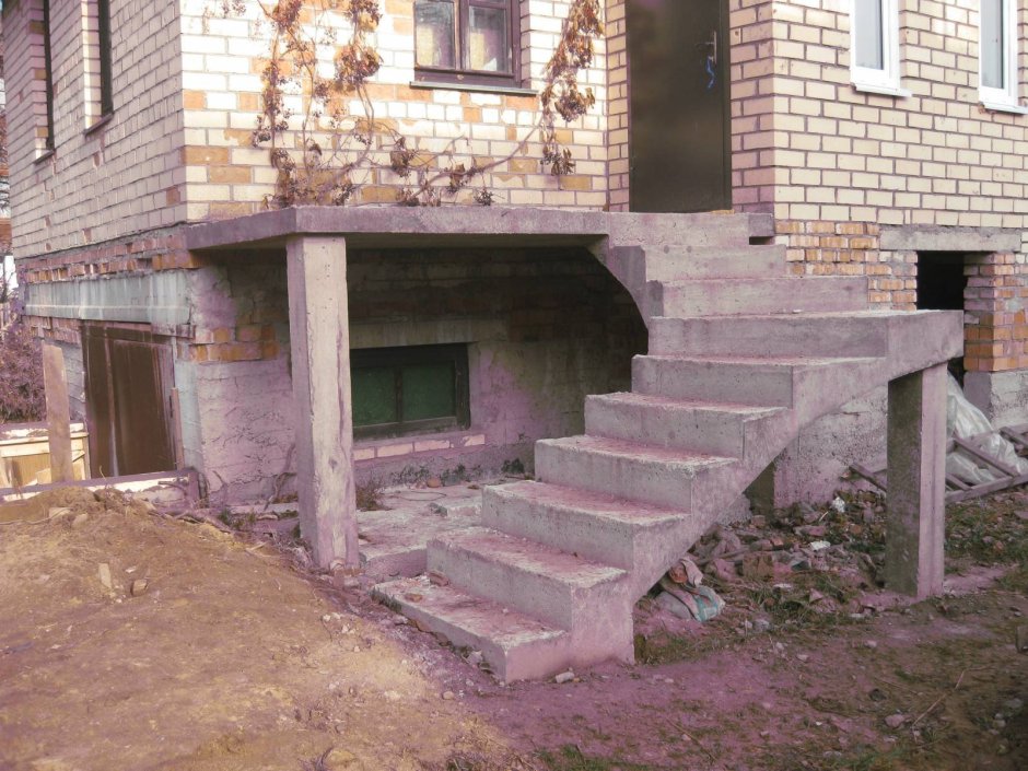 Крыльцо в доме с высоким цоколем