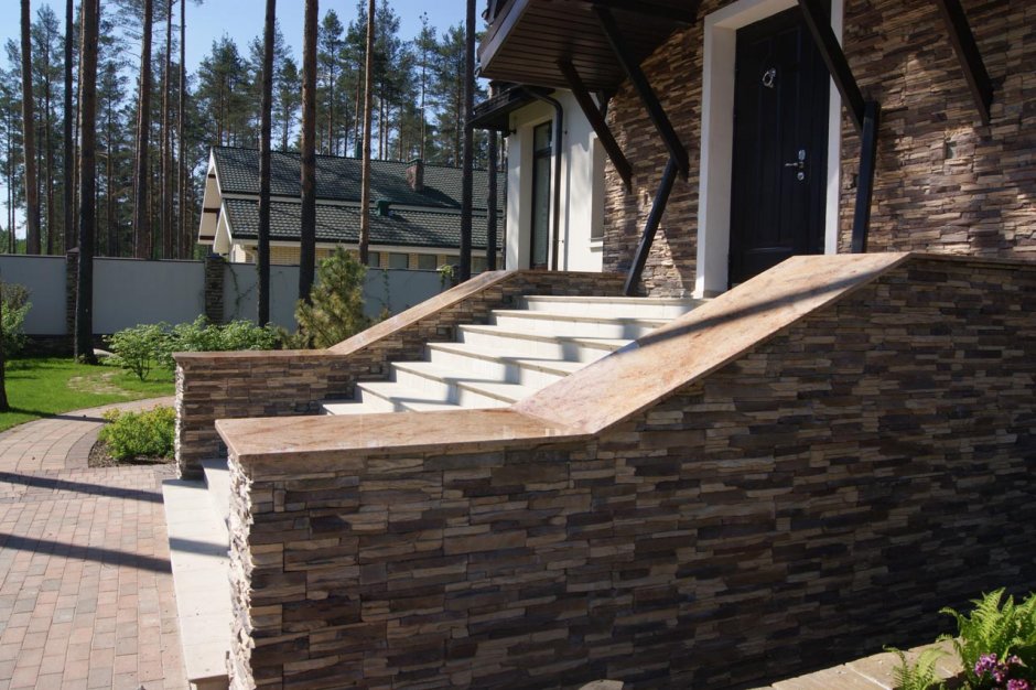 Крыльцо в частном доме с высоким цоколем