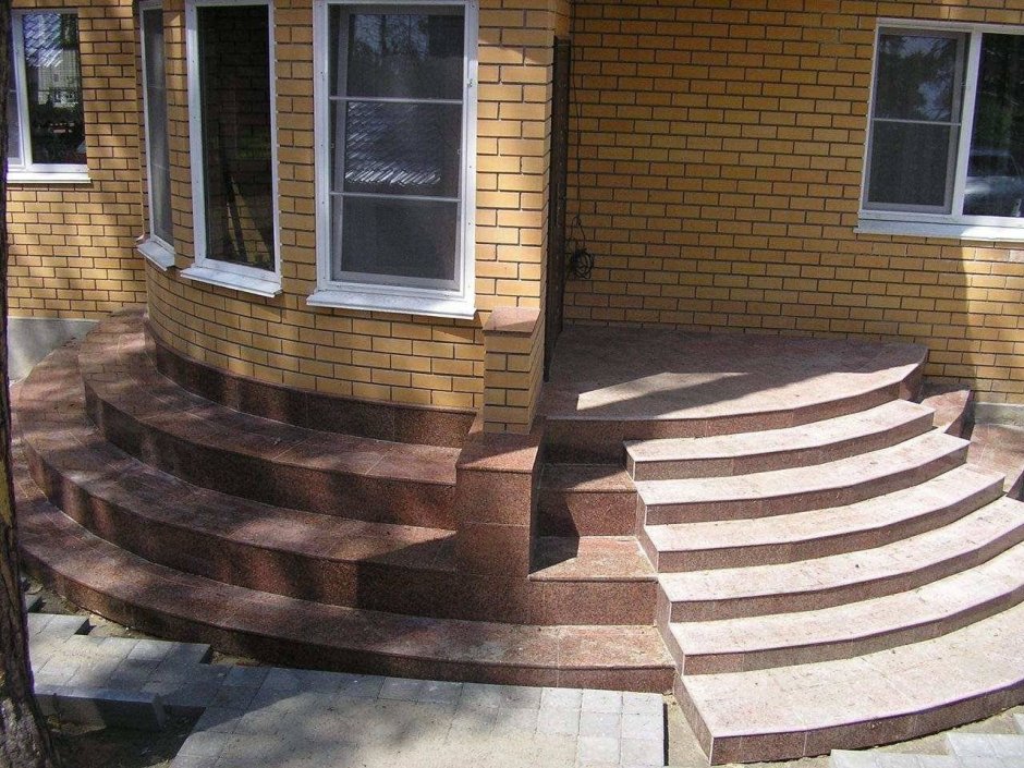 Полукруглое крыльцо из кирпича