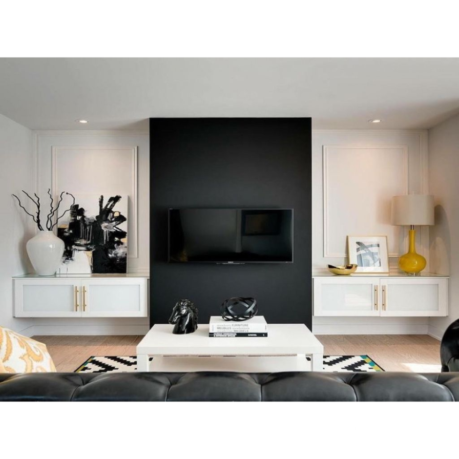 Телевизор на стене в интерьере