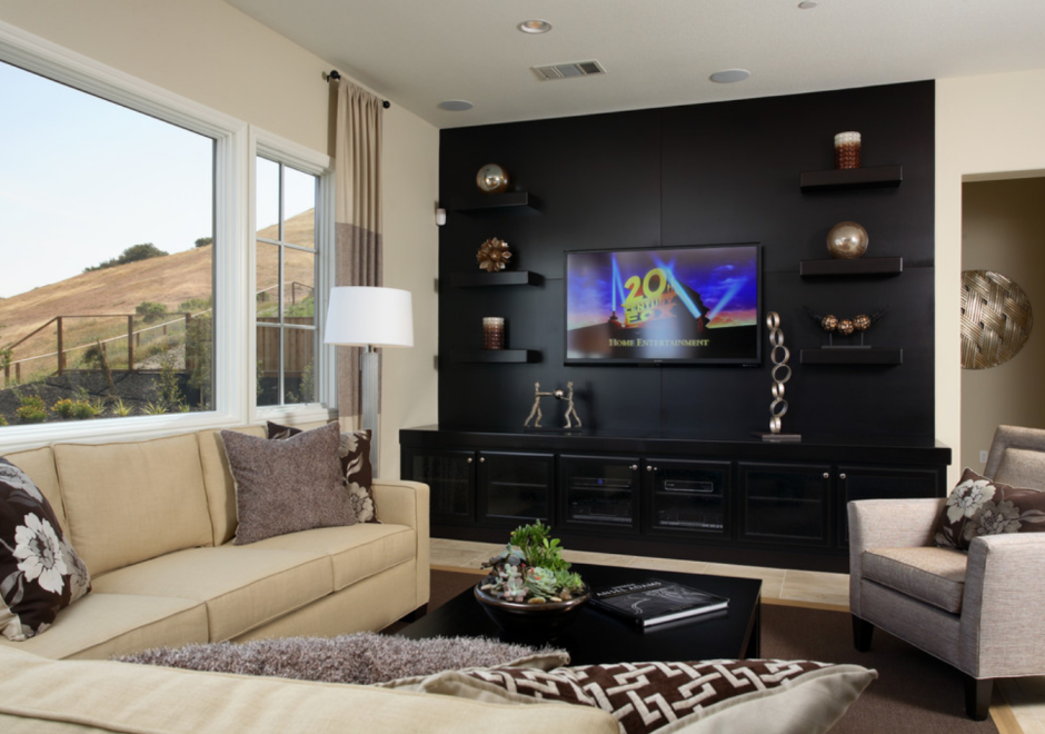 Часы в гостиной над телевизором