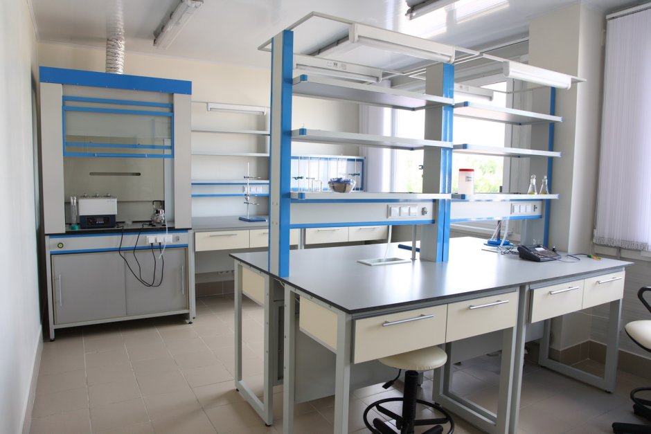 Стол лабораторный островной с интегрированной сервисной стойкой