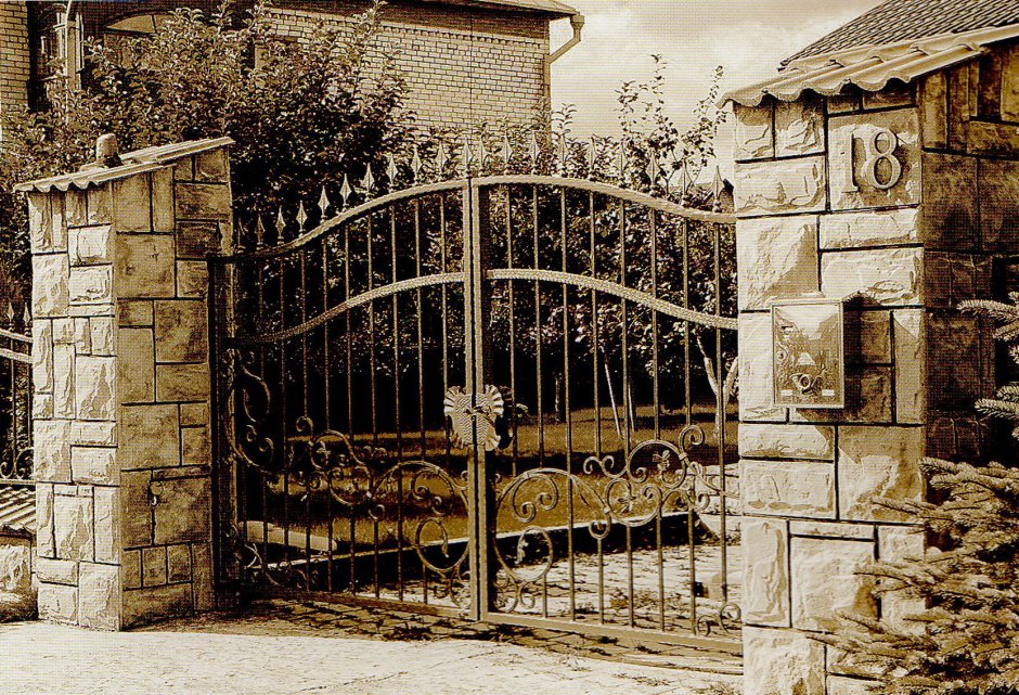 Забор в замковом стиле