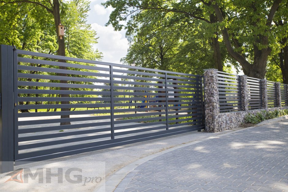 Забор в городе