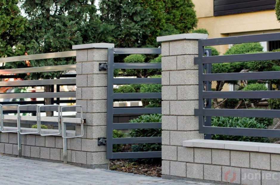 Забор из бетона и металла