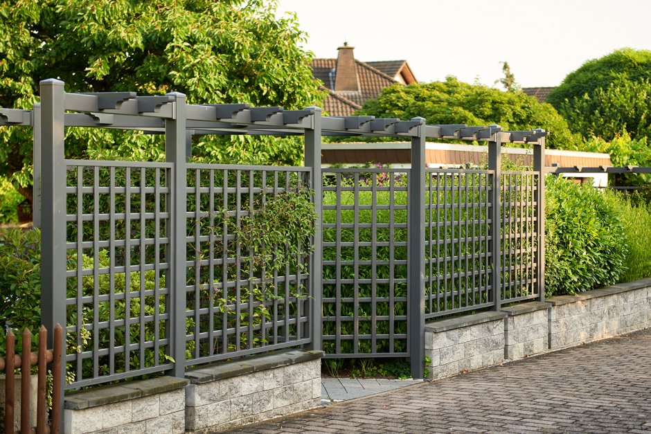 Пергола на заборе металлическая