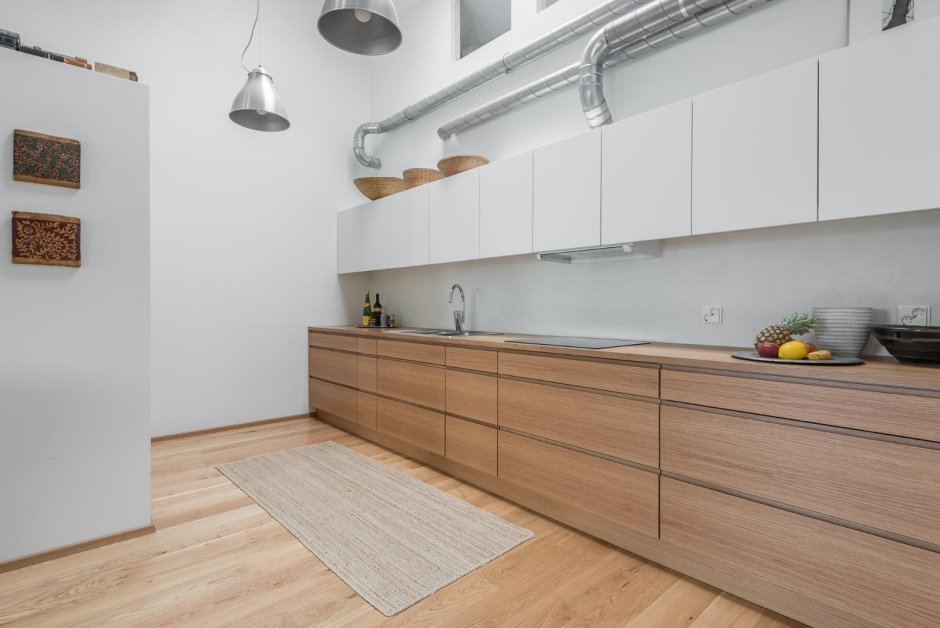 Белая кухня со столешницей дуб сонома