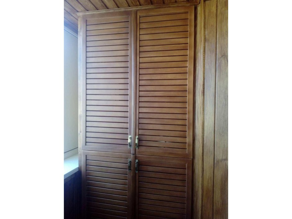 Балкон с жалюзийными дверцами