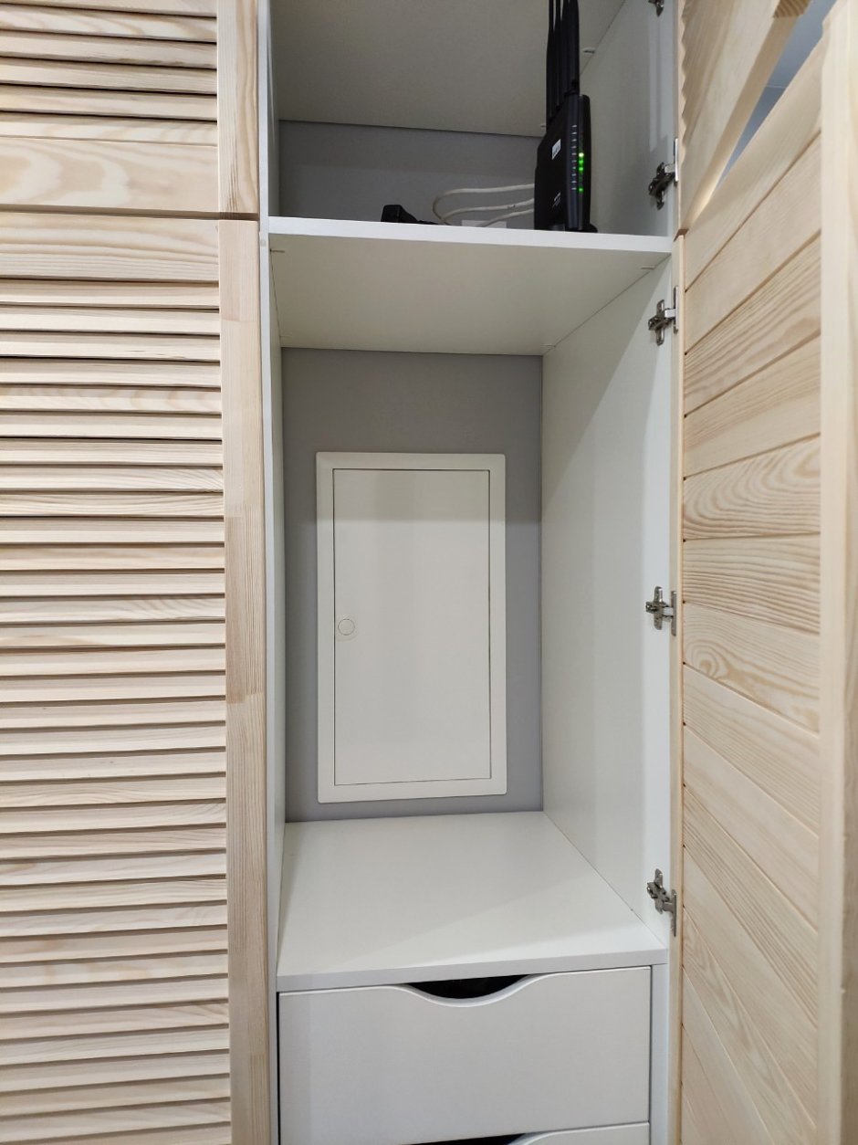 Шкаф на лоджию с жалюзийными дверцами белый