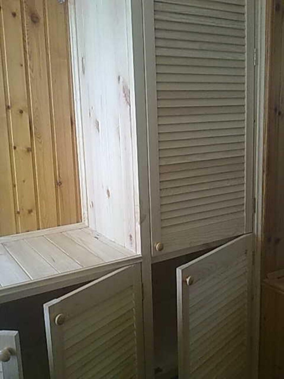 Шкаф на балкон из вагонки с жалюзийными дверцами