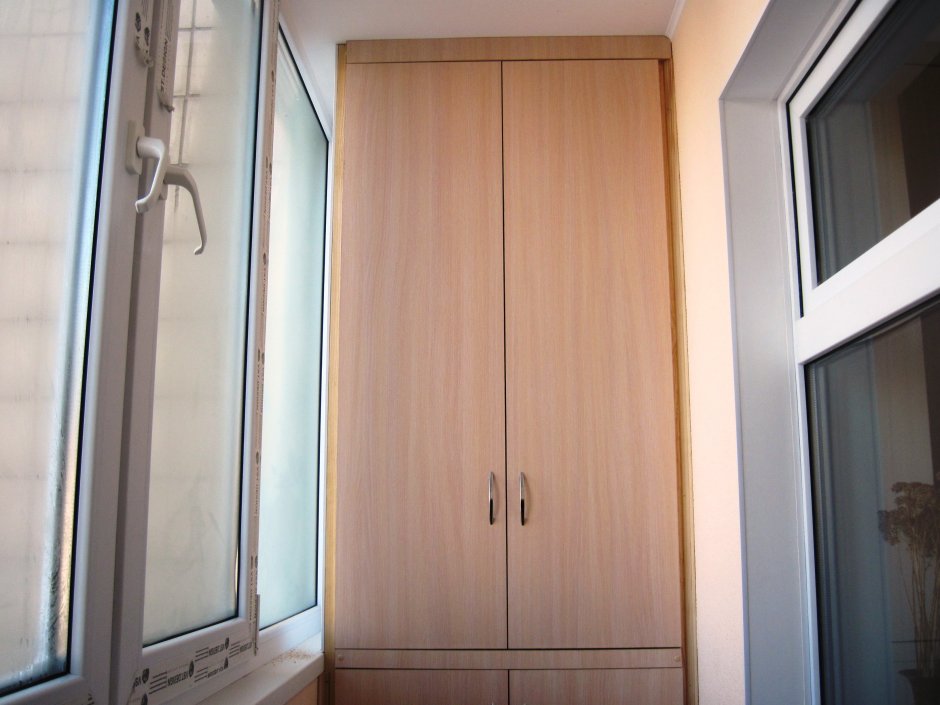 Угловой шкаф из дерева на балкон