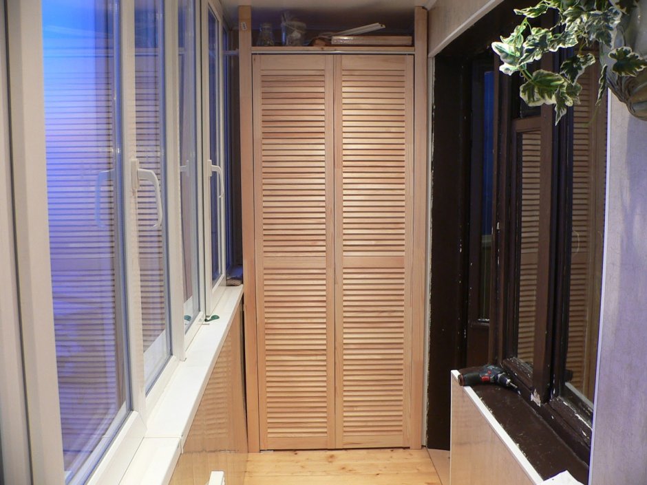 Шкаф на балконе с жалюзийными дверцами