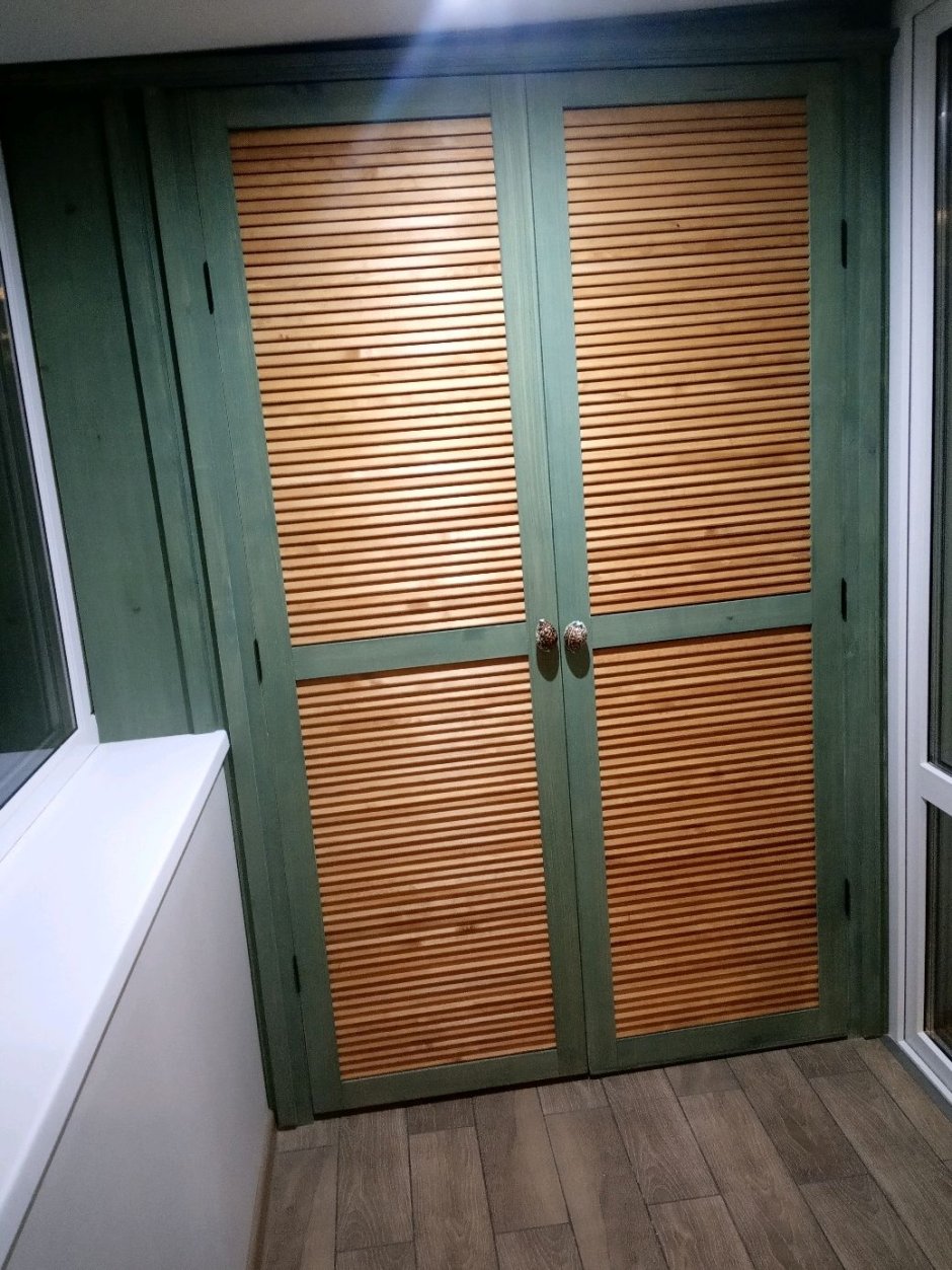Шкаф на балконе с жалюзийными дверцами