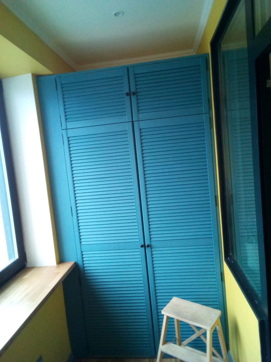 Шкаф с жалюзийными дверцами