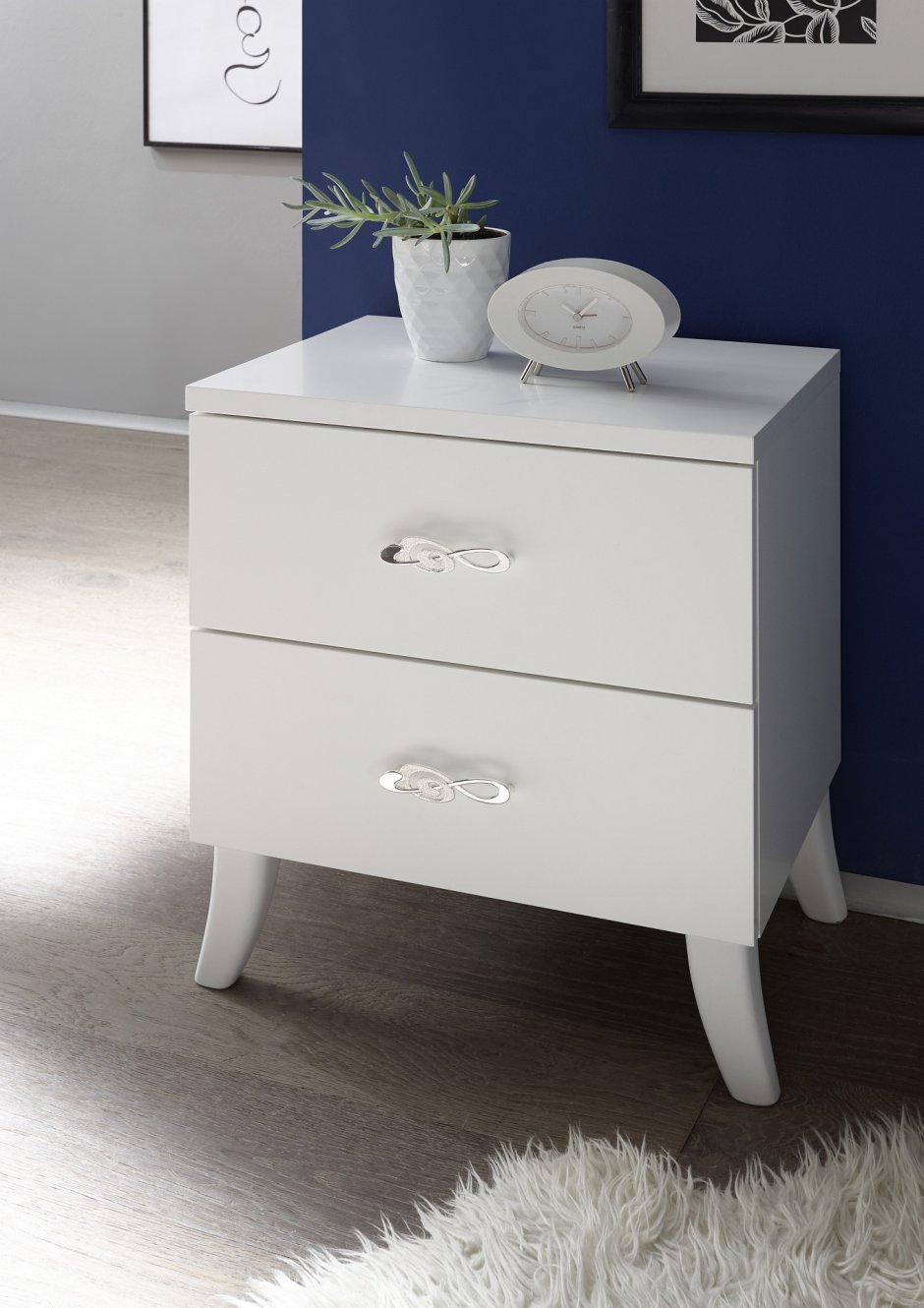 Прикроватные тумбы на ножках для спальни