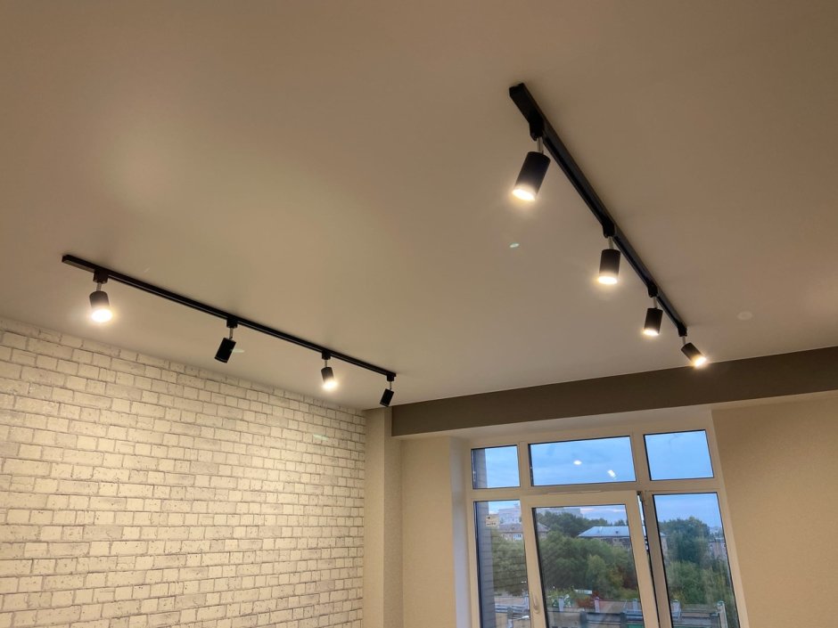 Трековые светильники для натяжных потолков