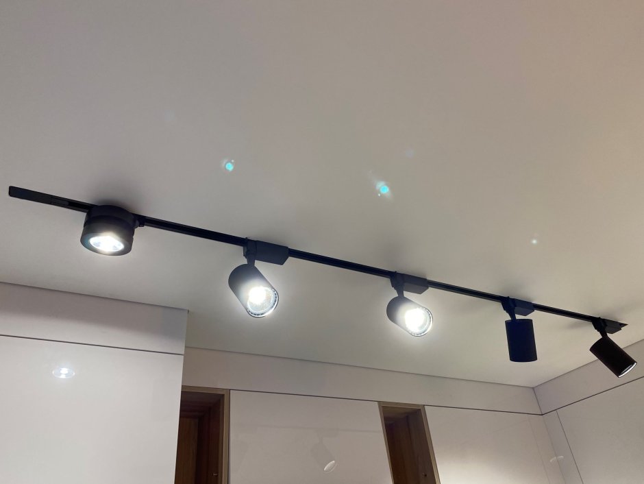 Теневой потолок с трековым светом