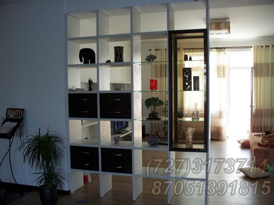 Перегородка в квартире из мебельной стенки