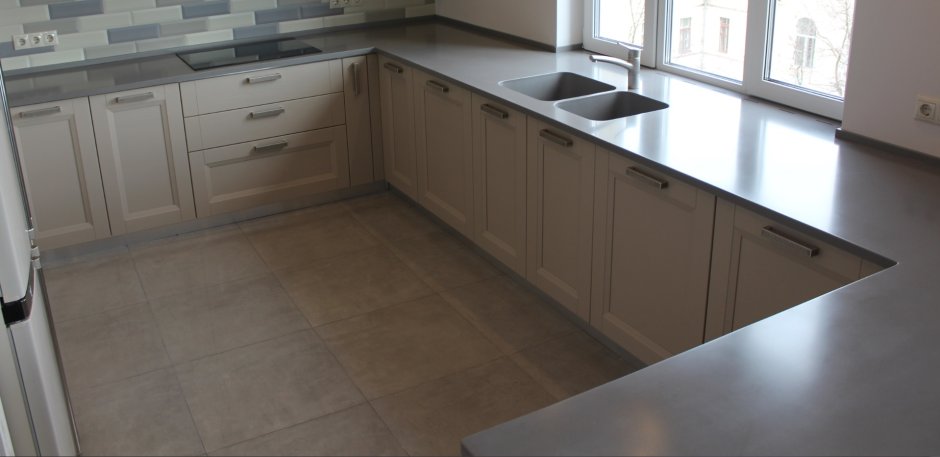 Серо белая кухня с черной столешницей