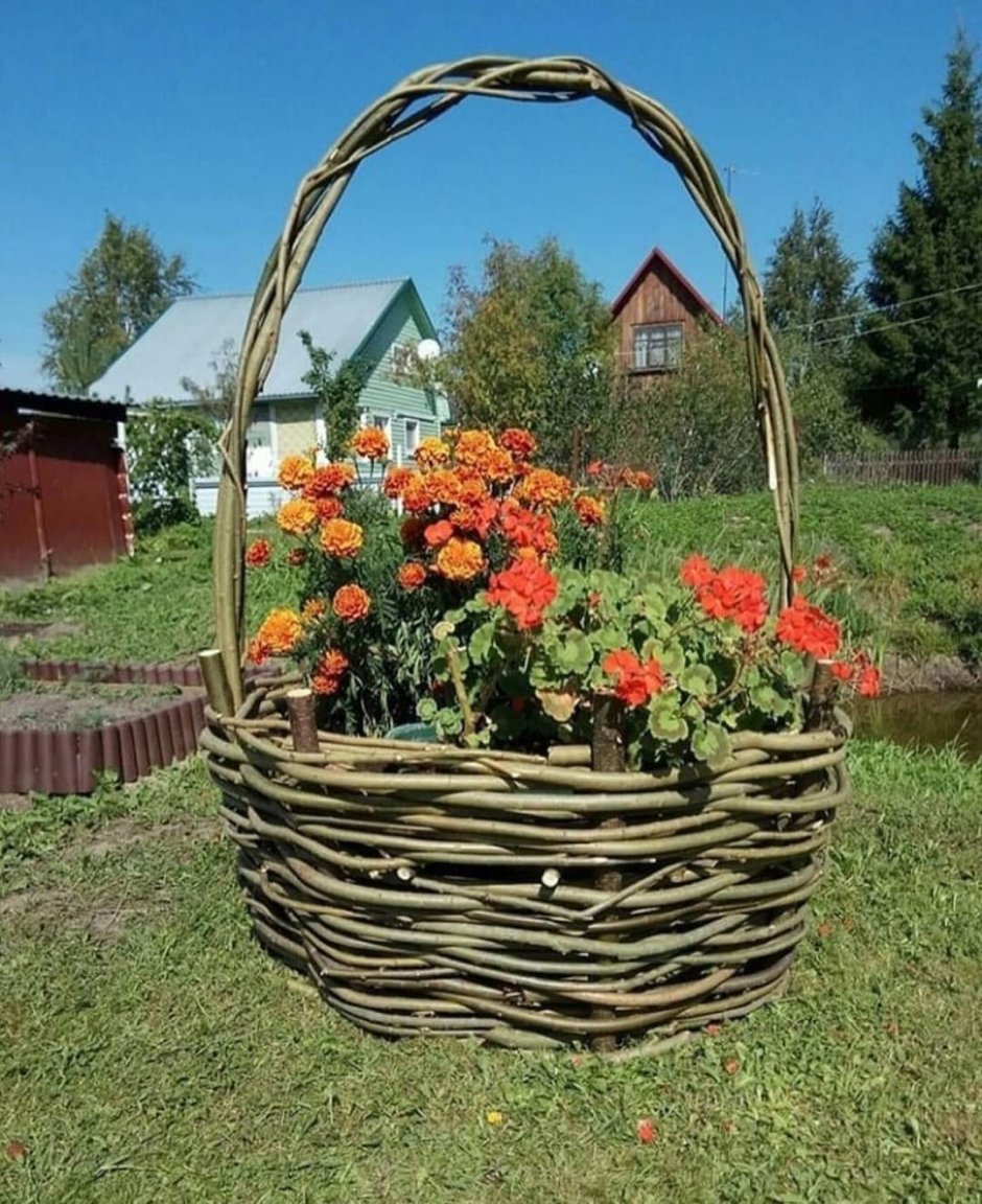 Плетеные клумбы для цветов
