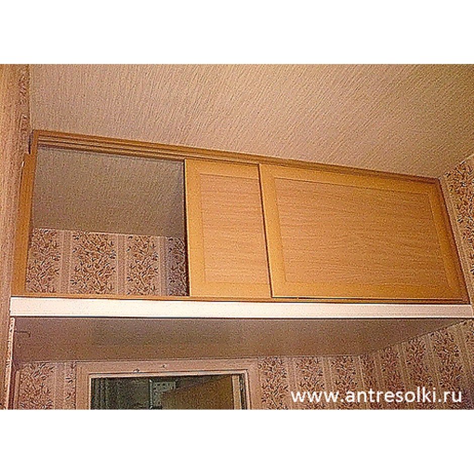 Навесной шкаф в прихожую под потолок