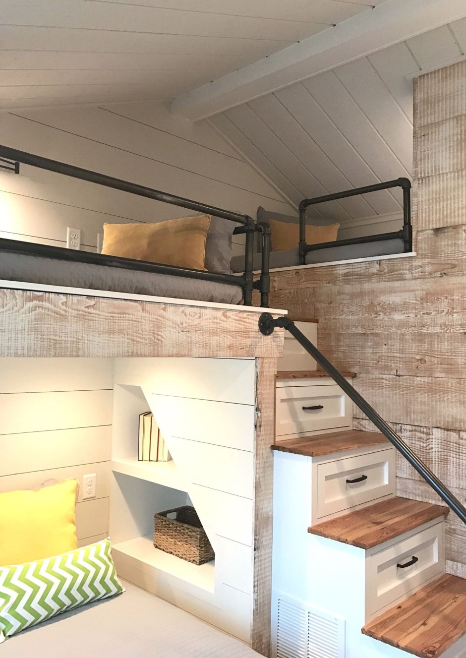 Кровать чердак на балконе