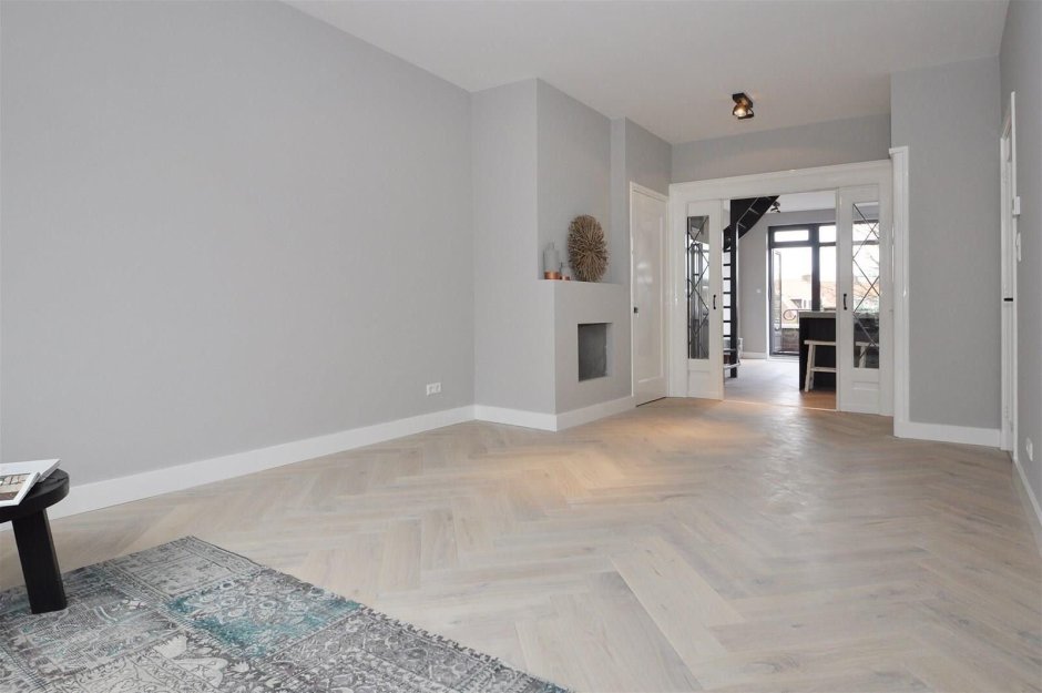 Светлый пол и стены