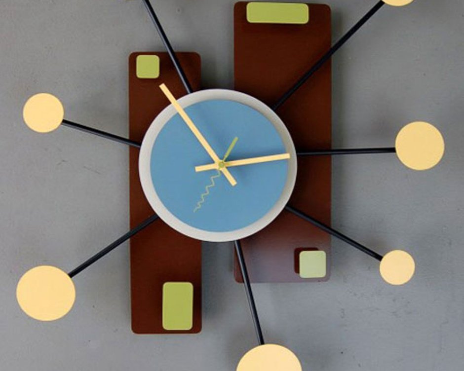 Настенные часы на стене