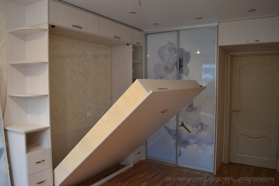 Угловой шкаф со встроенной кроватью