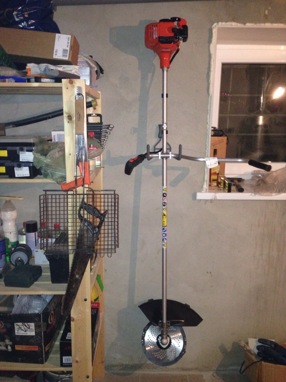 Крепление для триммера в гараже