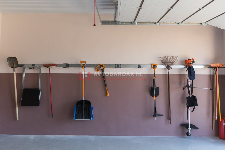 Держатель лопат в гараже
