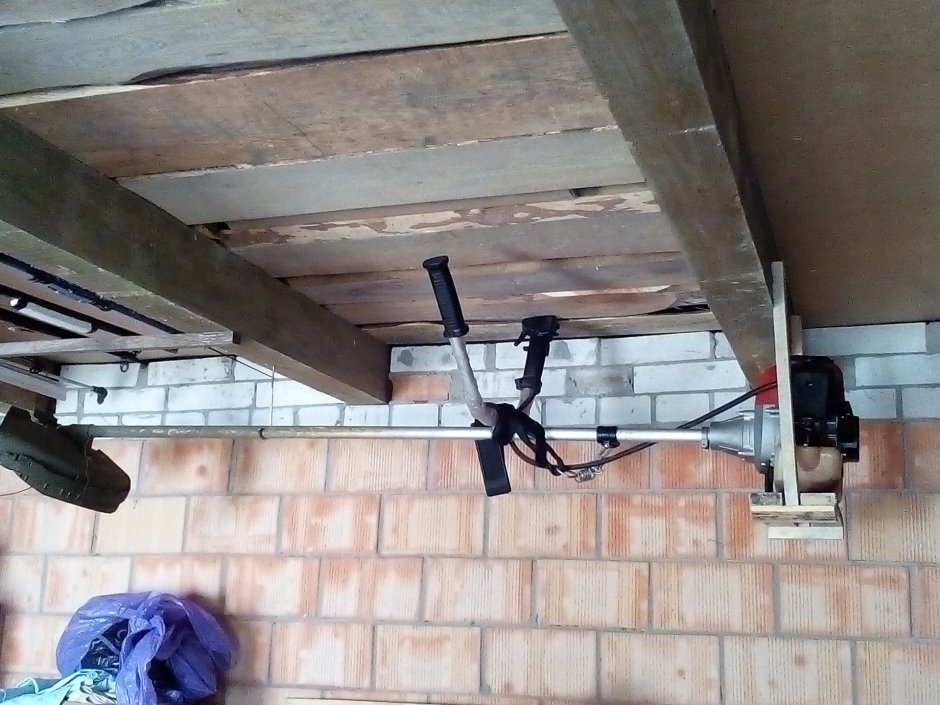 Крепление для бензокосы на стену