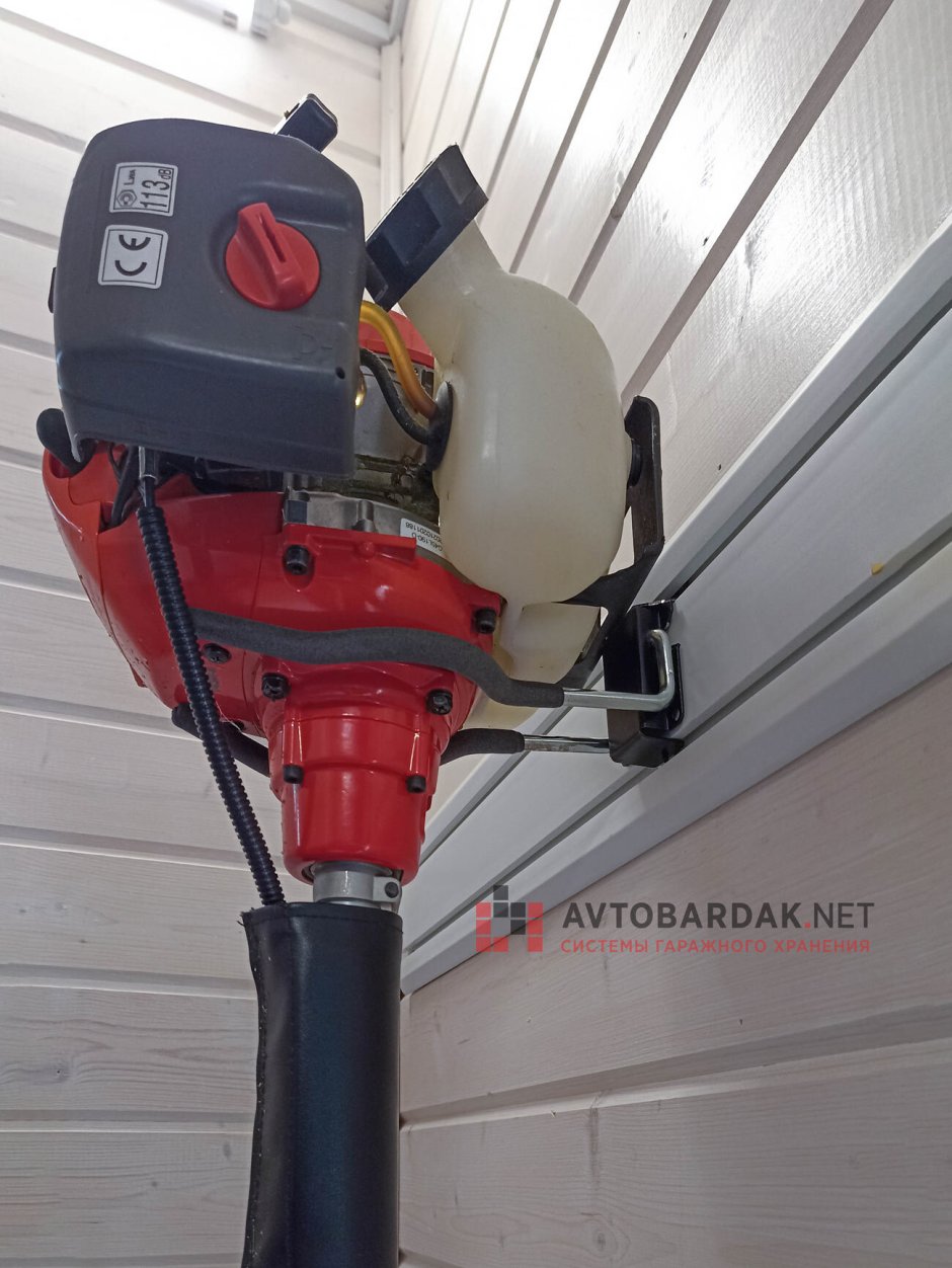 Полки для электроинструмента в гараже