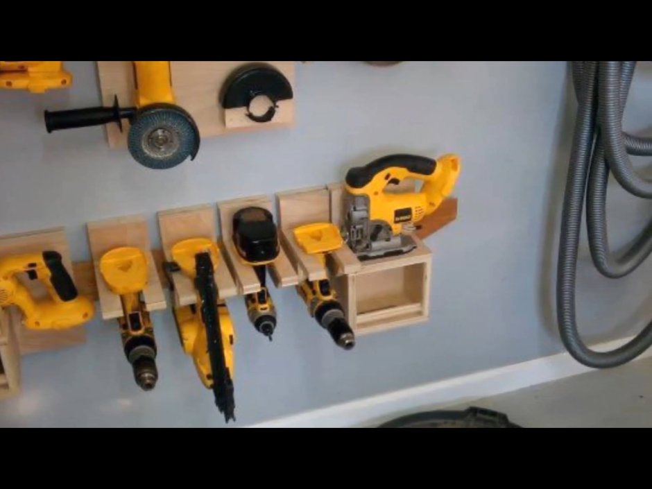 Крепление электроинструмента в мастерской