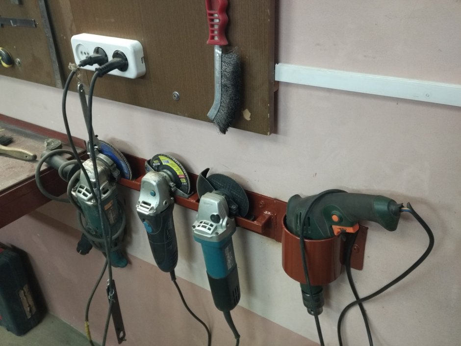 Полка для болгарки в гараже