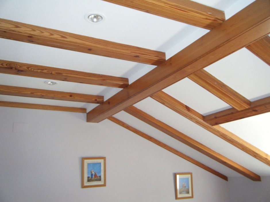 Потолок фанера балки