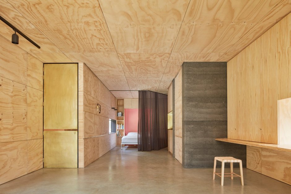 Отделка потолка фанерой