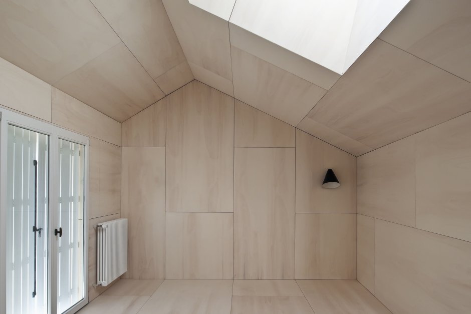 Отделка потолка из фанеры