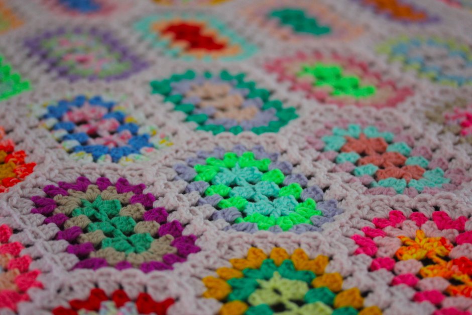 Плед из треугольных мотивов крючком