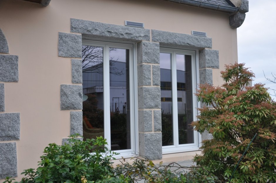 Окна в частном доме снаружи