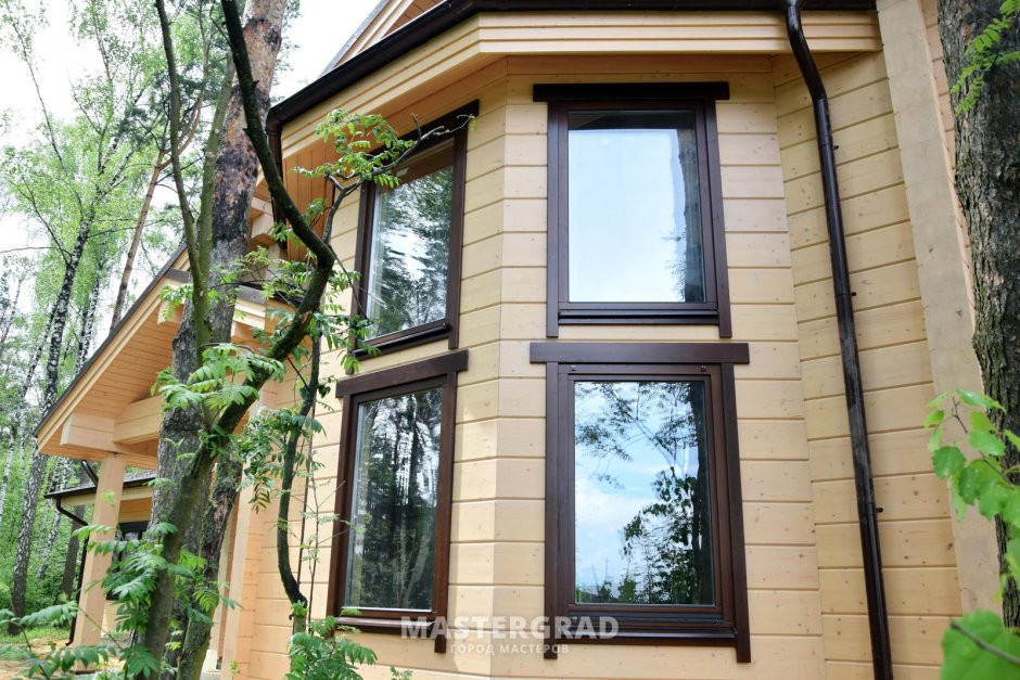 Отделка окон на фасаде частного дома