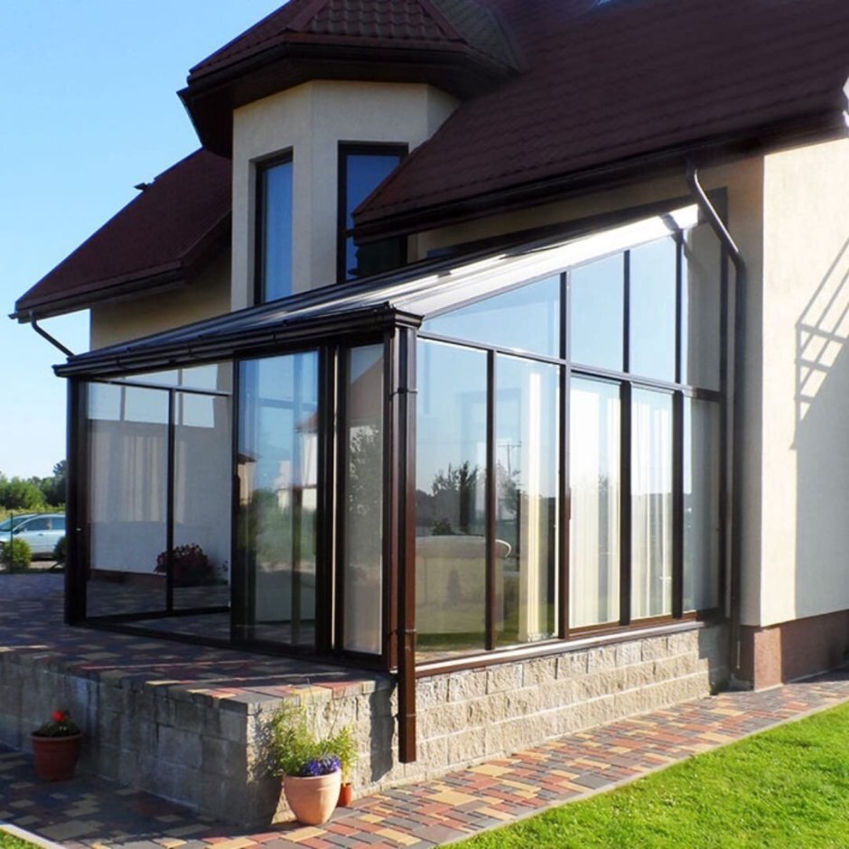 Коттедж с белыми окнами