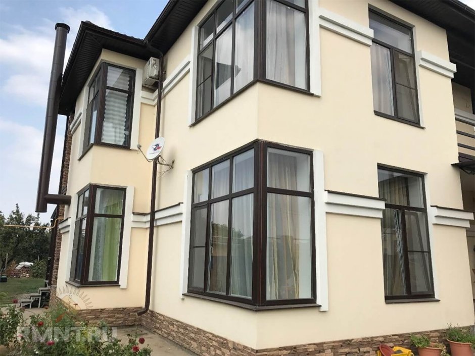 Дом с большими окнами