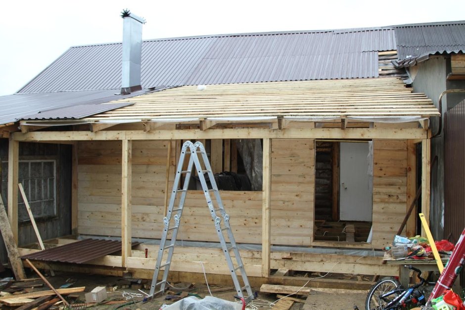 Двухскатная крыша с пристройкой