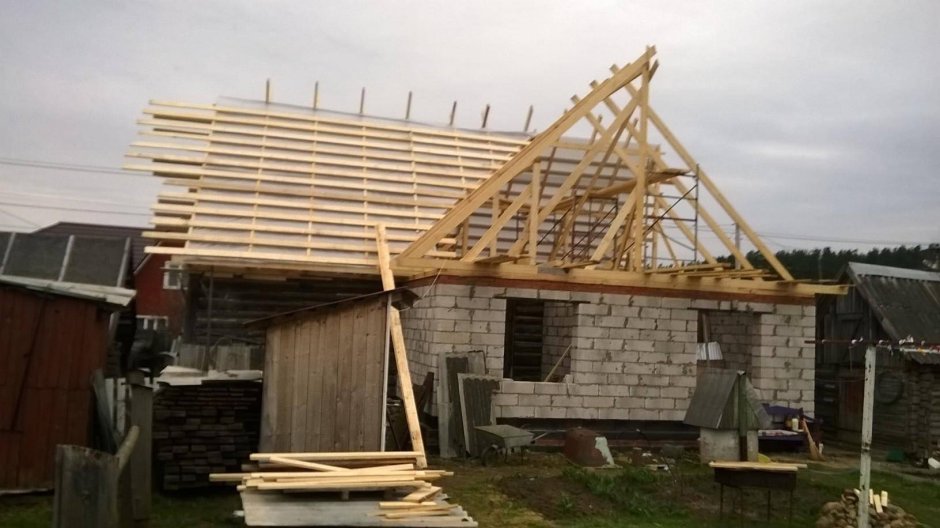 Стык крыши пристройки к дому